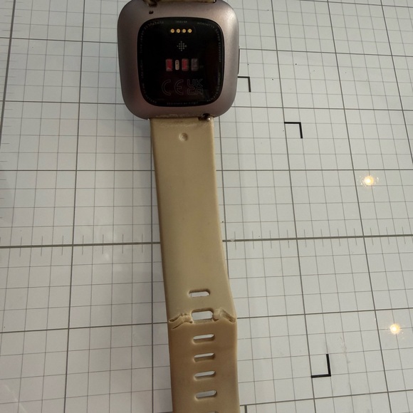 Fitbit Versa 4 Smartwatch with Charger and (7) New Replacement Bands - Picture 3 of 3